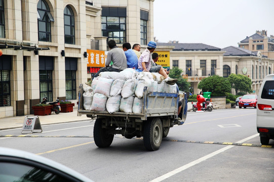 违章农用车 人货混装