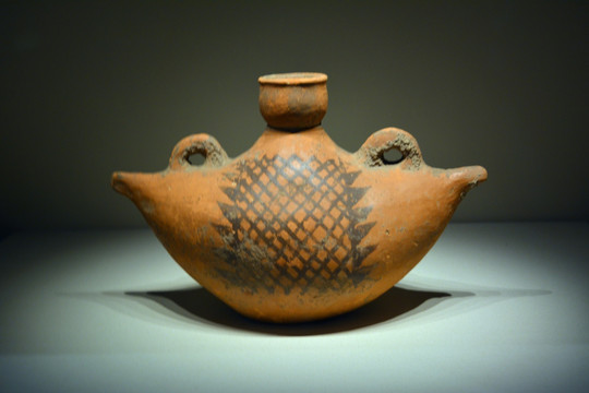 仰韵文化船形彩陶盒