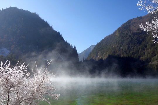 高山 湖泊 雾凇