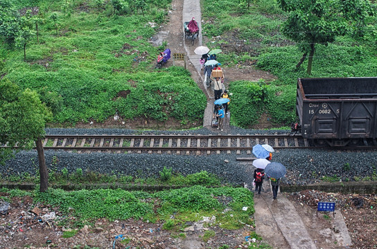 穿行铁路