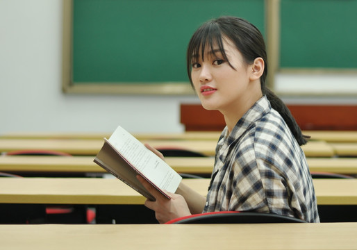 教室里的女学生