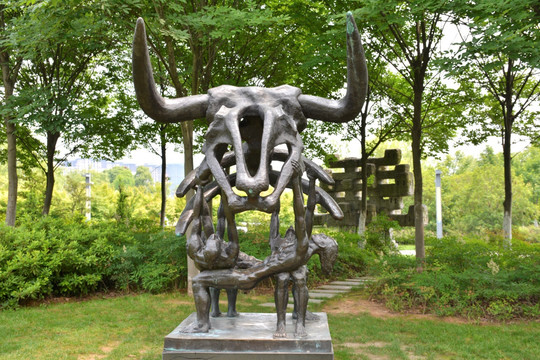 芜湖雕塑公园 牛头与人体