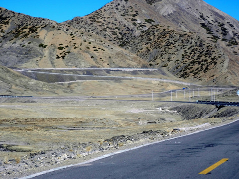 新藏公路嘎拉山大弯道