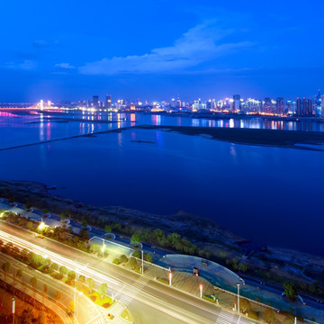 城市高架桥繁忙交通晚间夜景