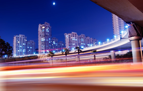 城市高架桥繁忙交通晚间夜景