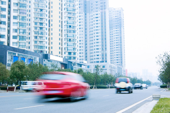 南昌红谷滩道路上快速行驶的汽车