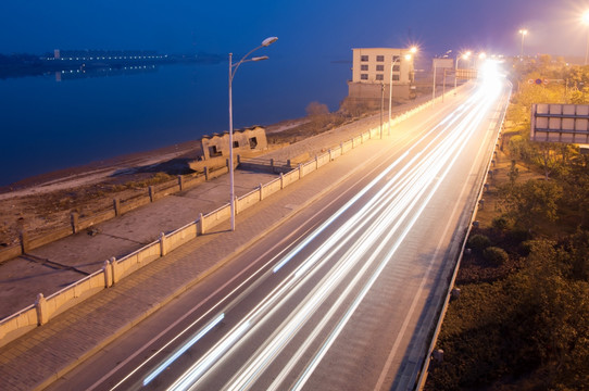 南昌赣江边公路夜景