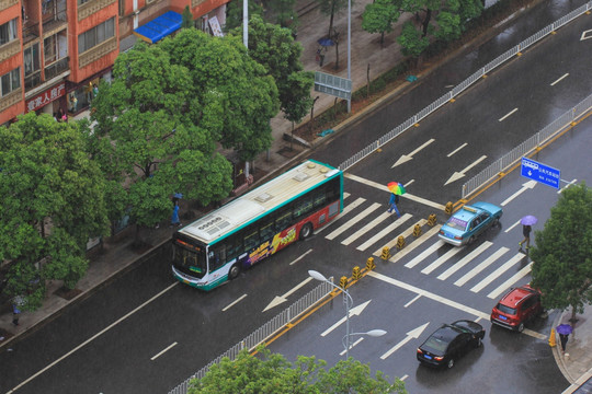 下雨天 打伞的人 雨天公路