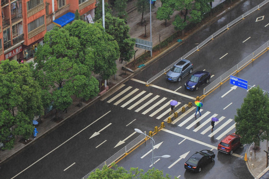 下雨天 打伞的人 雨天公路