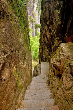 遂昌南尖岩通天峡峭壁铜环