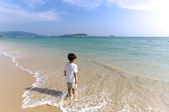 海边玩耍的小孩