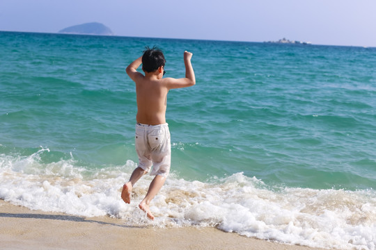 海边玩耍的小男孩