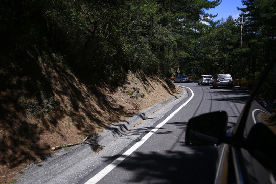 山间柏油路