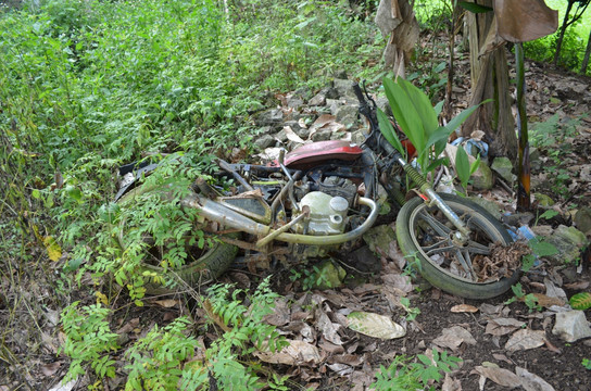 废弃的摩托车
