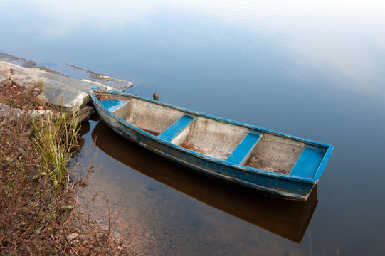 湖边停着的小木船