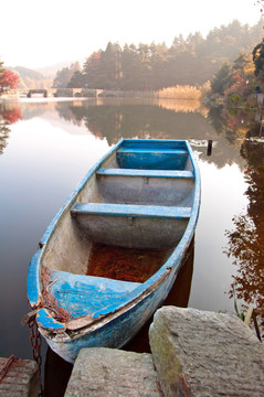 湖面停着的小木船
