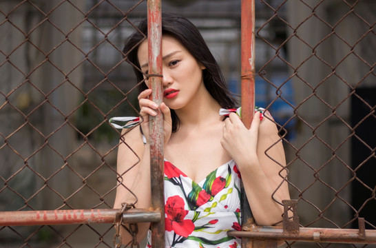 拉著鐵門的性感美女寫真