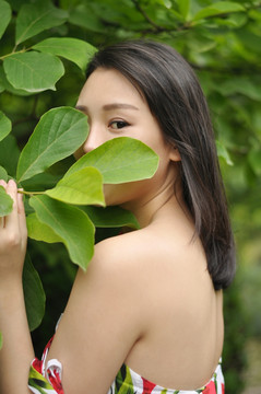 绿叶半遮面的女人