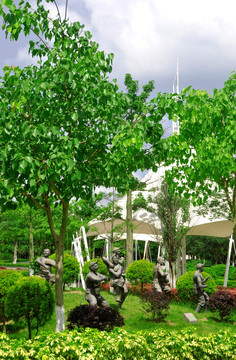 公园绿树与雕塑