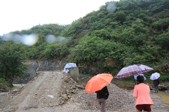 雨天行人