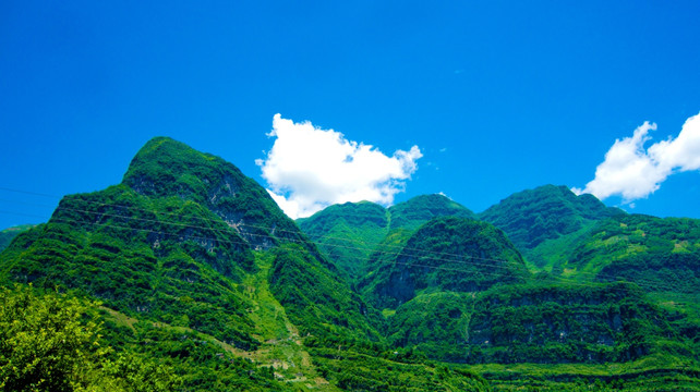 高耸的青山 白云