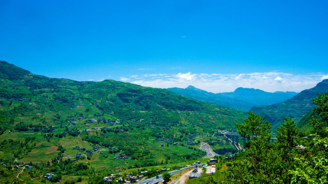 崇山峻岭 山村