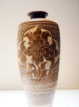 西夏灵武窑黑釉剔刻牡丹纹瓶