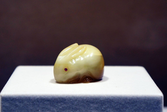 鮑文玉雕兔