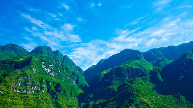 夏天的青山  蓝天白云