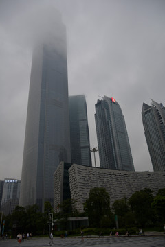 广州东塔在雾天