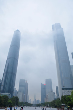 插入雾里的广州东西塔