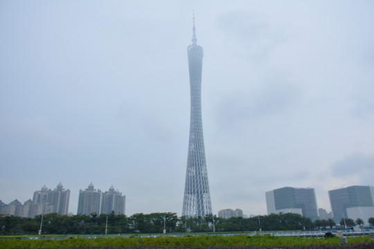 雾天的广州塔