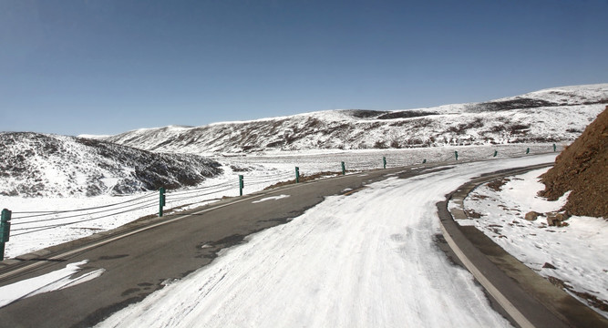 天山雪路