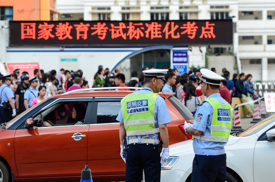 高考交警保障交通