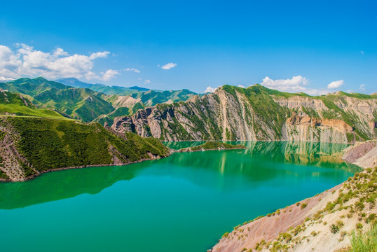 新疆高山湖泊