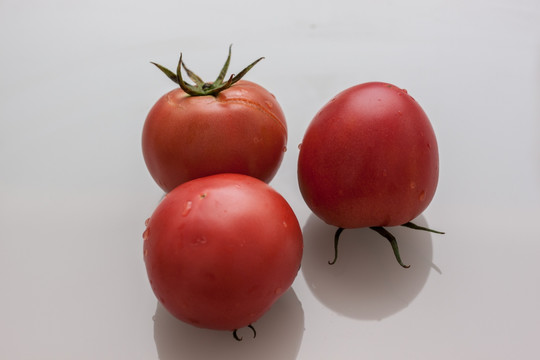 3个新鲜西红柿