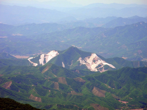 大山里的矿山