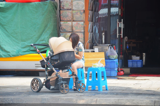 喂孩子的小吃店女店主