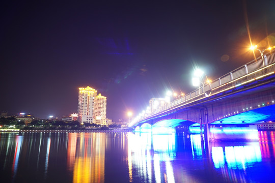 河道夜景