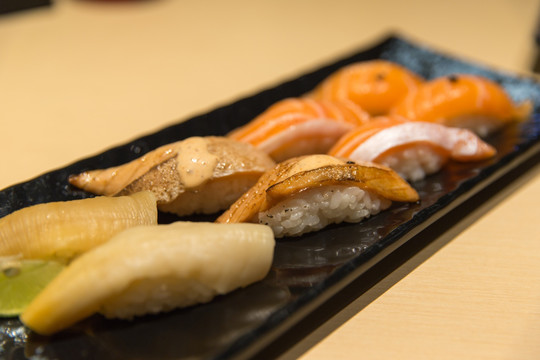 日式美食 芝士三文鱼墨鱼寿司