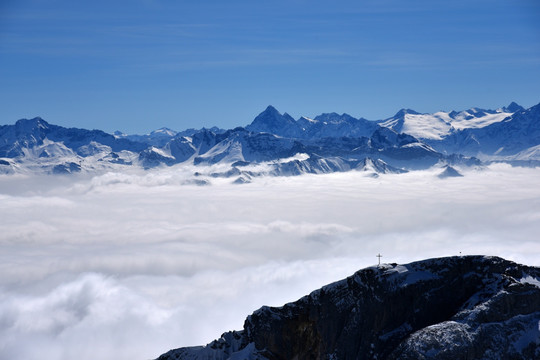 阿尔卑斯山雪原云海风光