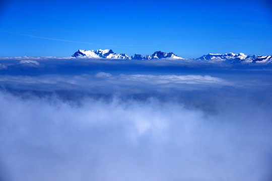 阿尔卑斯山雪原云海风光