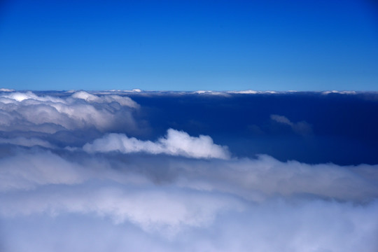 阿尔卑斯山雪原云海风光