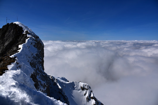 阿尔卑斯山雪原云海风光