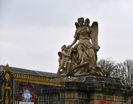 拿破仑皇宫前的雕塑