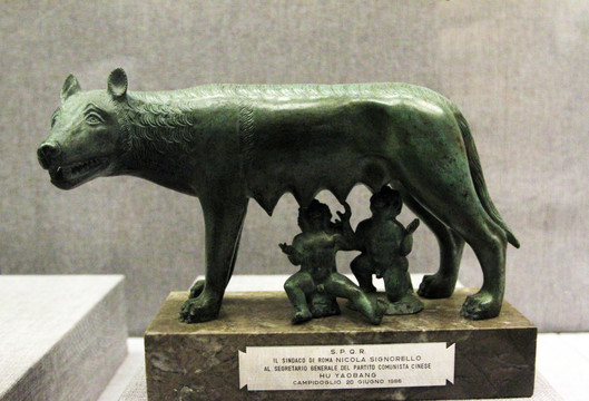 母狼哺婴雕塑