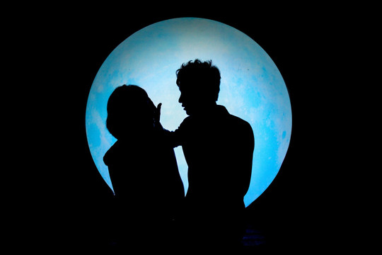 月亮下情侣亲密在一起