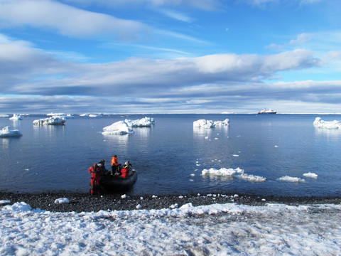南极旅游小艇登陆