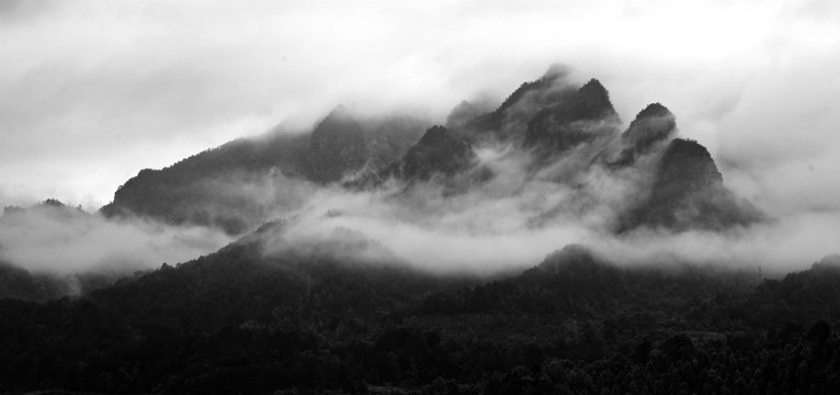 水墨山水 莲花山 雾