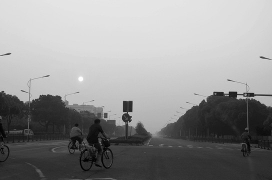 上班路上的建筑工人